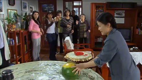 农村亲家吃瓜视频,温馨瞬间传递邻里情深