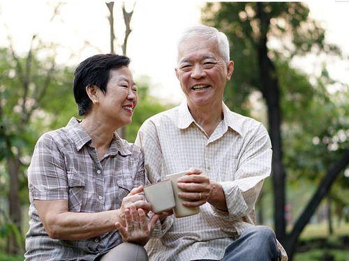 外国老人假装吃瓜视频播放